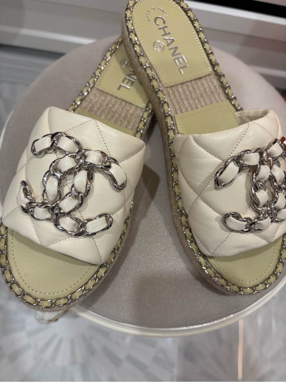 CHANEL Cream Quilted Leather Chain-Emblem Slide Sandals